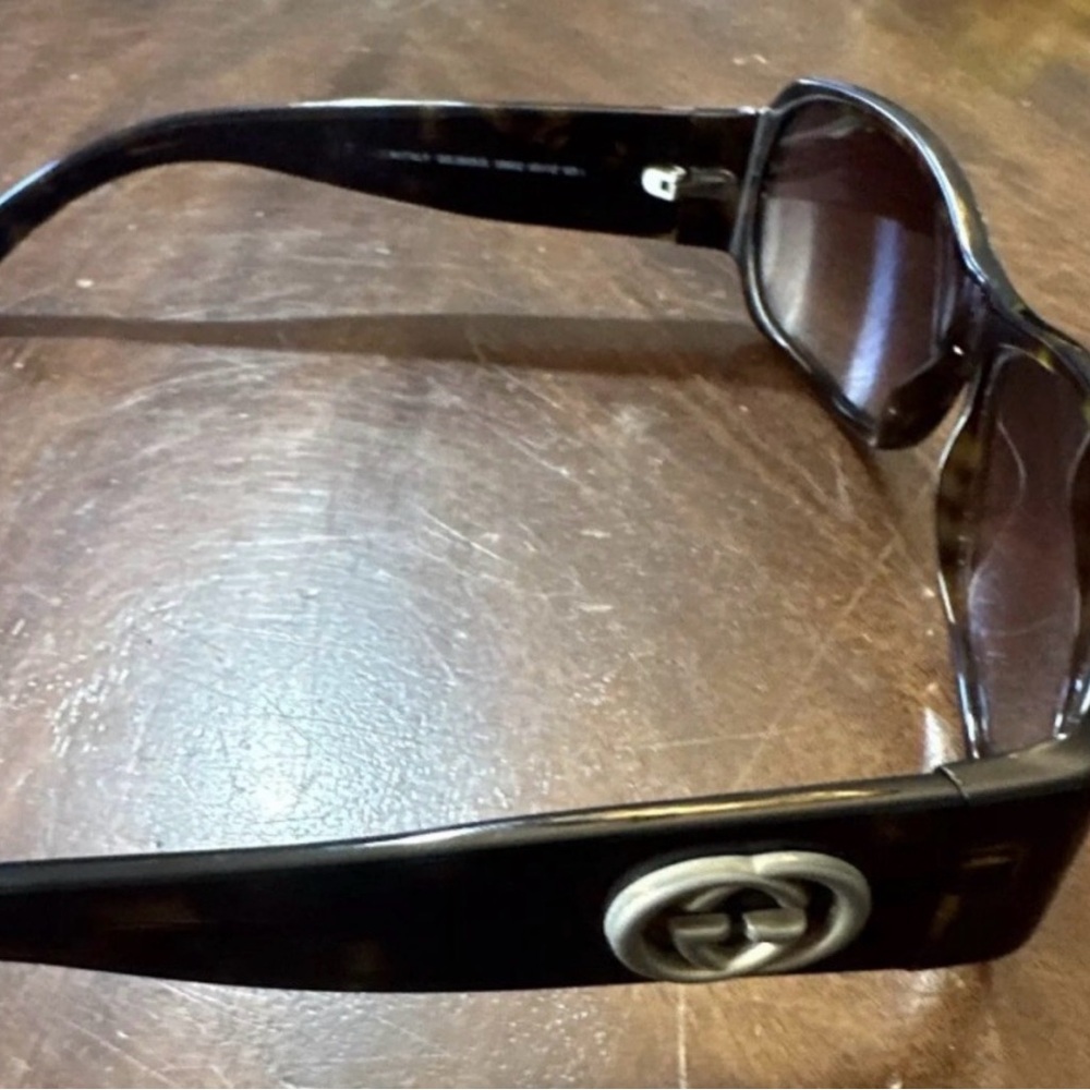 Gucci Tortoiseshell Sunglasses with Black Accents - Picture 3 of 12